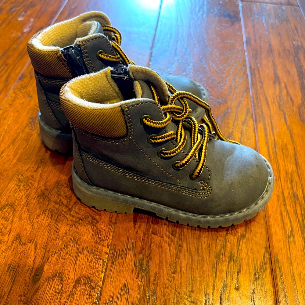 Toddler boots.